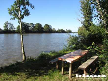 Table de pique-nique au bord de la Saône