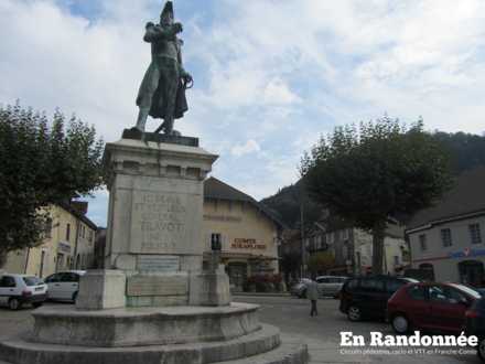 Statue de Jean-Pierre Travot, place des Déportés
