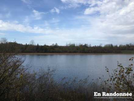 Vue sur le Grand Lac d'Étival depuis la berge