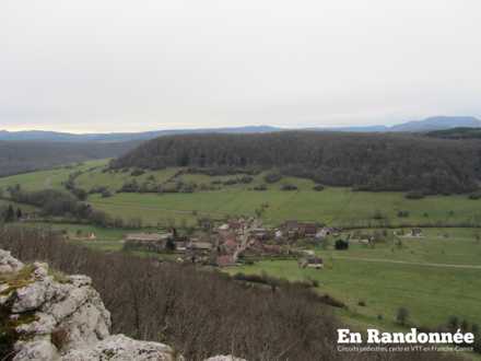 Vue sur Cussey-sur-Lison et les montagnes du Jura