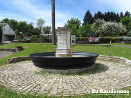 Fontaine, rue de la Mairie