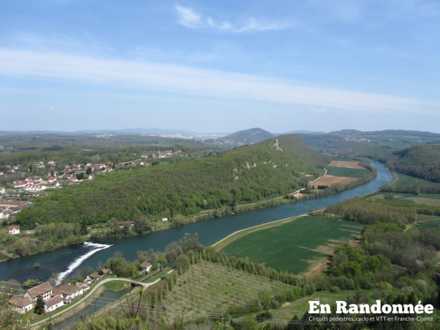 Vue sur le Doubs et l'ancien château de Montferrand