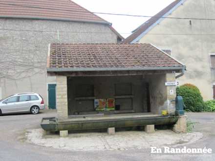 Lavoir, route de Banne
