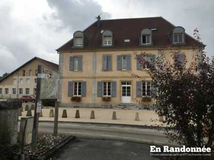 Mairie des Combes et panneau de départ VTT