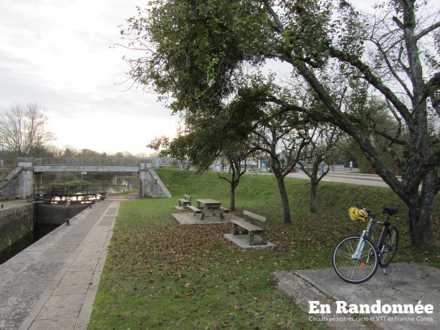 Aire de pique-nique et son écluse