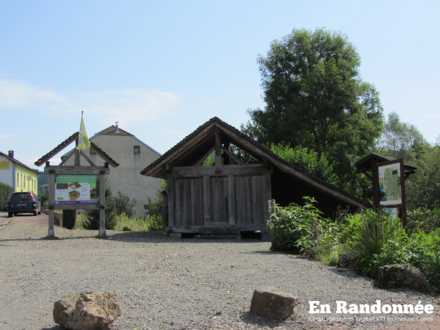 Panneaux de départ de randonnées pédestres et VTT face à l'église
