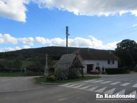 Carrefour face à la mairie