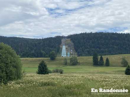 Vue sur les tremplins de saut à ski