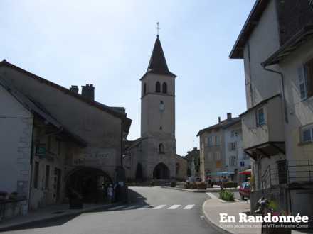 Place de l'église et ses arcades