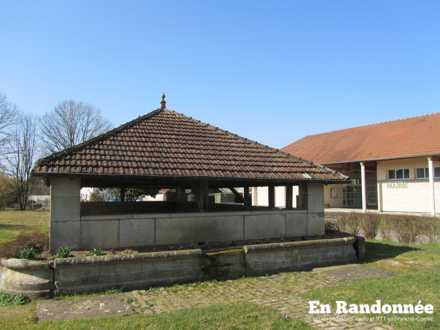 Lavoir et Mairie, rue des Cannes