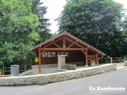 Abri avec fontaine à eau