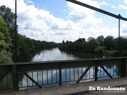 Vue sur le Doubs depuis le pont de Roset-Fluans