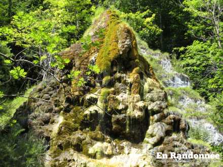Cascade au pied de la falaise de la Petite Roche
