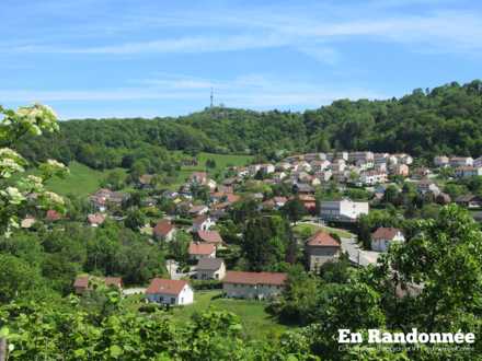 Vue sur Morre et les antennes relais de Montfaucon