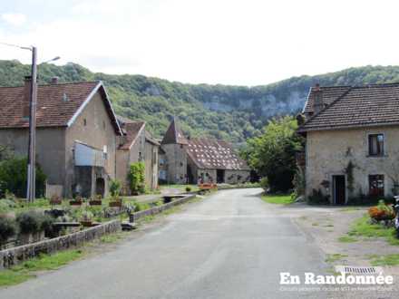 Traversé du village de Nans