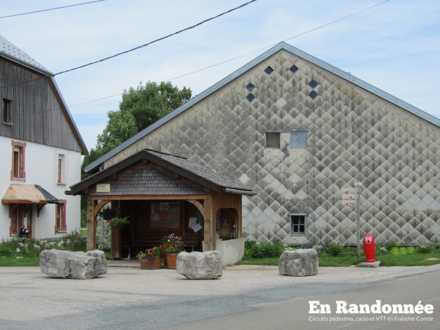 Panneaux de départ des randonnées, place de l'église