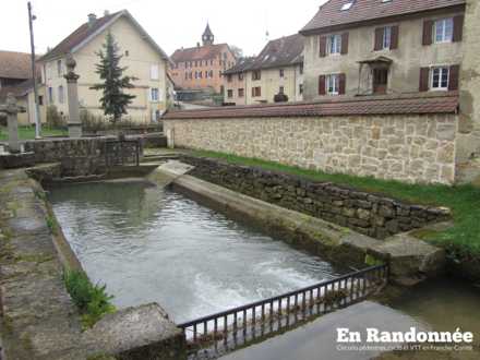 Lavoir dans les eaux du ruisseau de La Batte