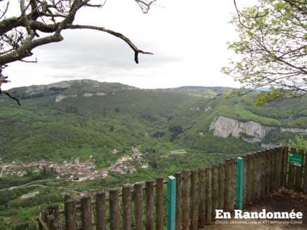 Vue sur Mouthier-Haute-Pierre depuis le belvédère du Moine