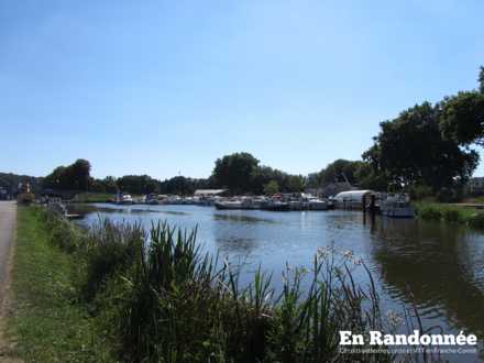Vue sur le port de Port-sur-Saône