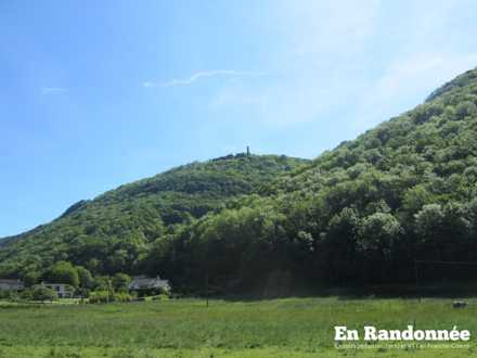 Vue sur le Château médiéval de Montfaucon depuis l'Eurovéloroute 6