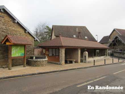 Panneau d'informations des randonnées et lavoir